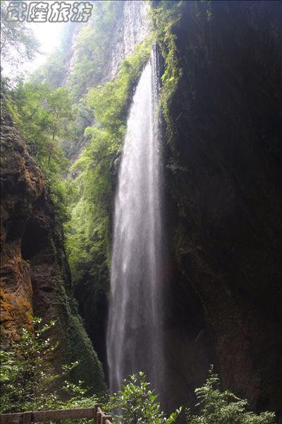 龙水峡地缝景点之“银河飞瀑”