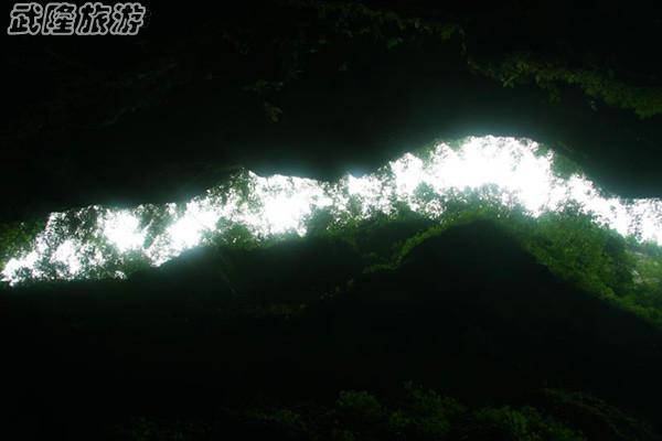 龙水峡地缝景点之“一线天光”