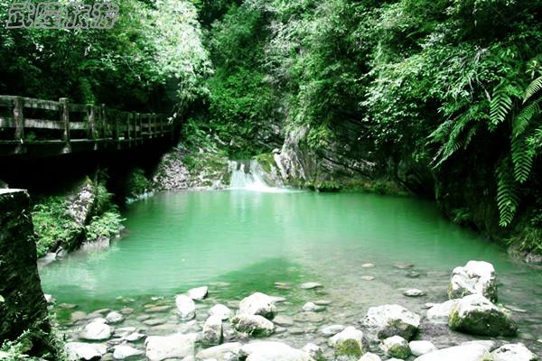 龙水峡地缝景点之“龙潭映月”
