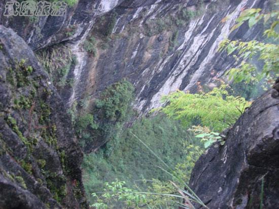 天坑三桥：栈道看风景