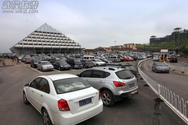 武隆游客接待中心迎来数千辆自驾车