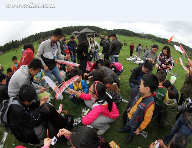 来自重庆大学航模协会的大学生在景区指定区域开始放飞航模