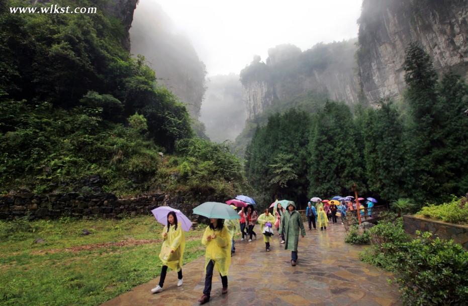 天生三硚人气旺，游客雨中游览游兴不减