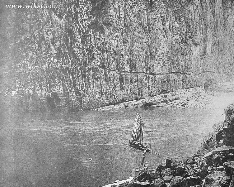 嵌凿在悬崖峭壁上的三峡纤道(1911年)。