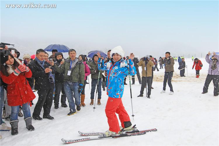 世界滑雪冠军郭丹丹 仙女山上演花样滑雪