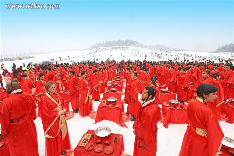 冰雪作证 99对中外新人在武隆仙女山举行雪地集体婚礼