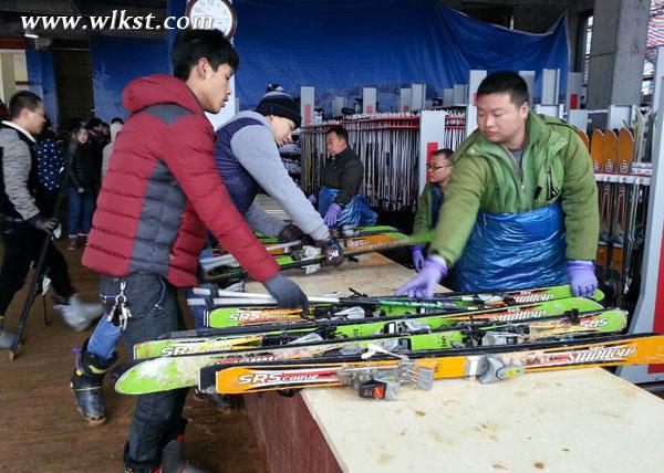 冰雪世界过新年 元旦节数万游客上仙女山滑雪