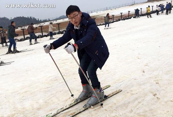 冰雪世界过新年 元旦节数万游客上仙女山滑雪