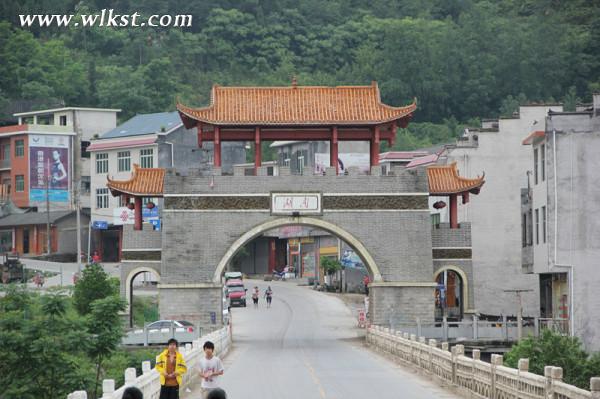 桥那边是湖南，桥这边是重庆
