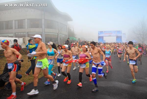 仙女山200多“光猪”激昂开跑