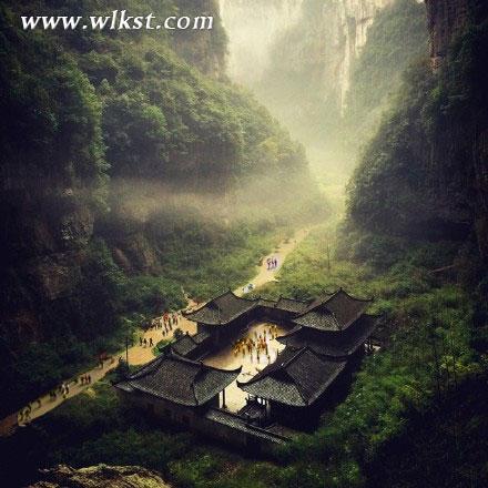 清明节武隆景区仙气腾腾 游客感慨：如新娘头盖白纱