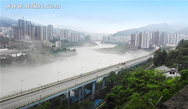 组图：雨后武隆县城雾笼城 如仙境一般