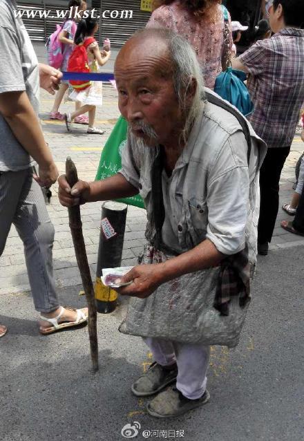 世界上年龄最大的乞讨者 103岁老人郑州街头乞讨