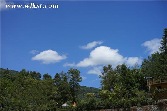 木根村的蓝天白云。