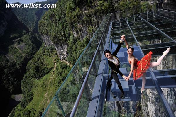 天生三硚悬崖玻璃眺台正式开放 悬空280米游客吓腿软