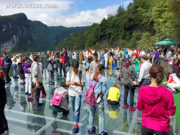 美女天生三硚悬空280米平躺拍照 毫不畏高勇气超男人