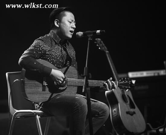 张磊在《好声音》舞台上演唱《仙女山的月亮》