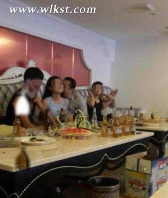 福建法官KTV搂抱亲吻陪酒女 照片曝光|社会热点|民生|武隆旅游网