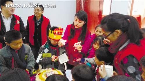 志愿者与贫困留守儿童集体过生日