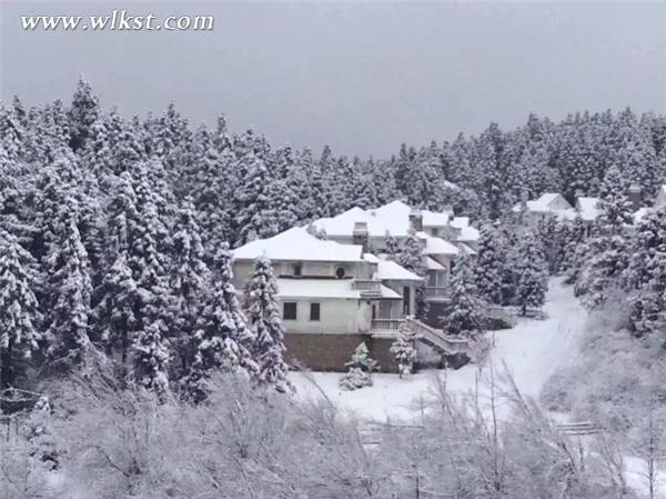 雪景中的酒店