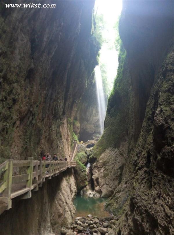 游客在龙水峡地缝游览