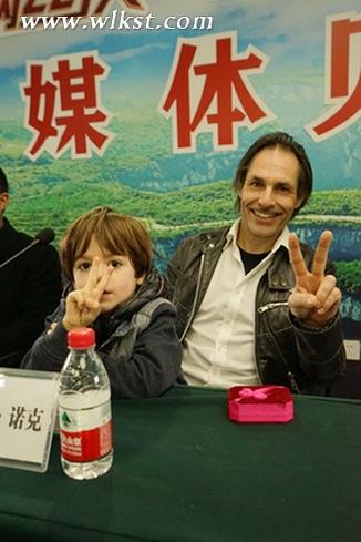 　图为25日，瑞士钢丝高手诺克父子俩在新闻发布会上。上游新闻记者吴国富 摄