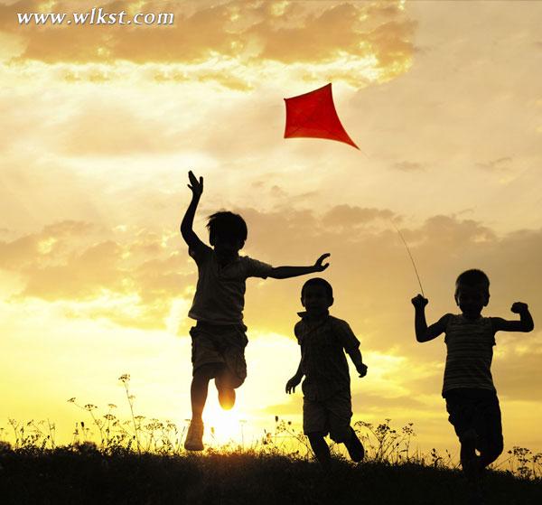 孩子们牵着风筝肆意奔跑