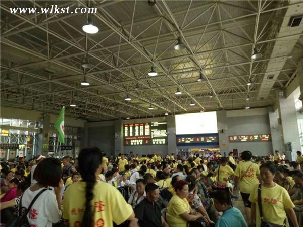 首趟贵州旅游专列游客在贵阳站候车室