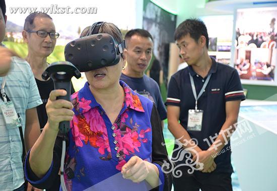 市民体验VR。 实习生 徐立 摄