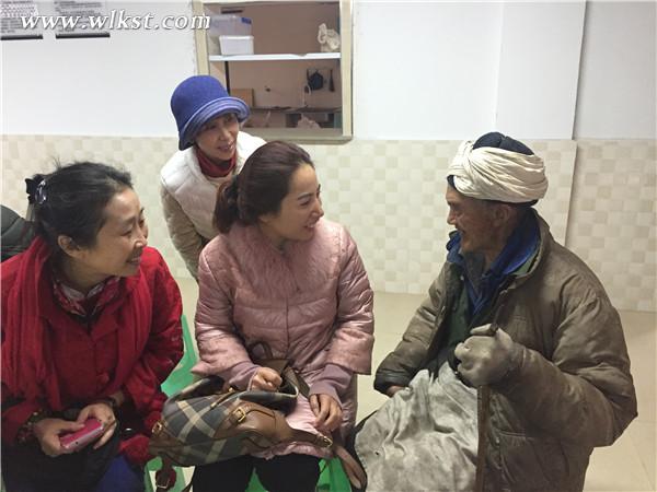 北京游客与老人聊天