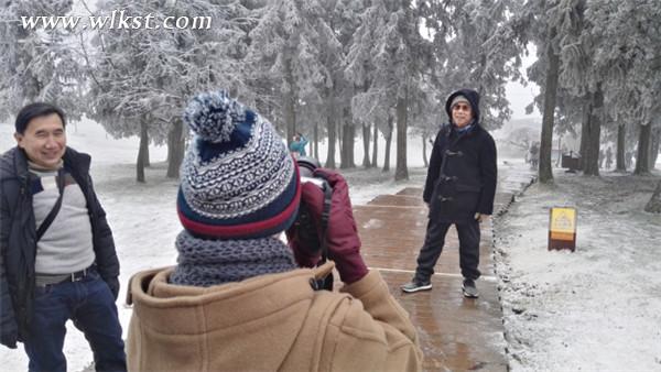 仙女山1月12日实拍图（游客正在雪景里留影）