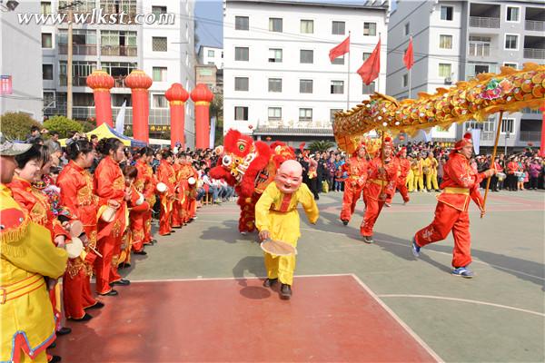 庙垭民俗文化节上舞龙舞狮