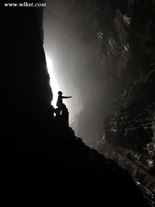 龙水峡地缝现千万年神秘黑洞 激发游客探索欲望