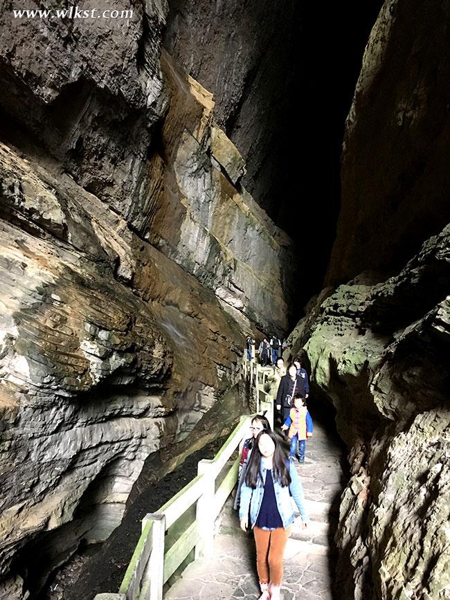 龙水峡地缝现千万年神秘黑洞 激发游客探索欲望