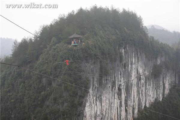 央视《吉尼斯中国之夜》 选手武隆挑战“蒙眼走钢丝”高空竞速