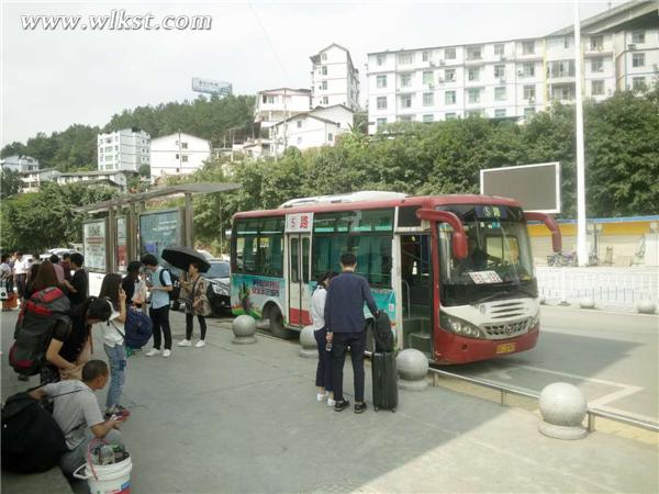 发往汽车站的公交车在此等候来武旅游的市民。(李琼/供图)