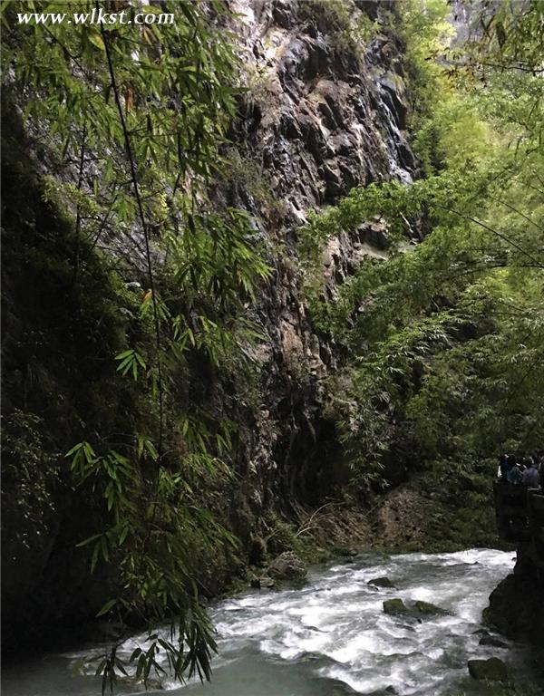 双节假日 龙水峡地缝别致景色引人驻足