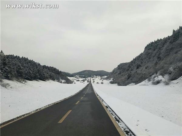 仙女山最美公路已被积雪覆盖