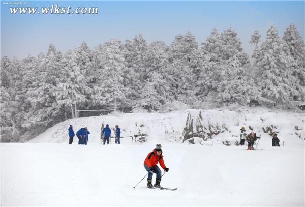 够胆!4岁儿童报名参加仙女山滑雪速降比赛