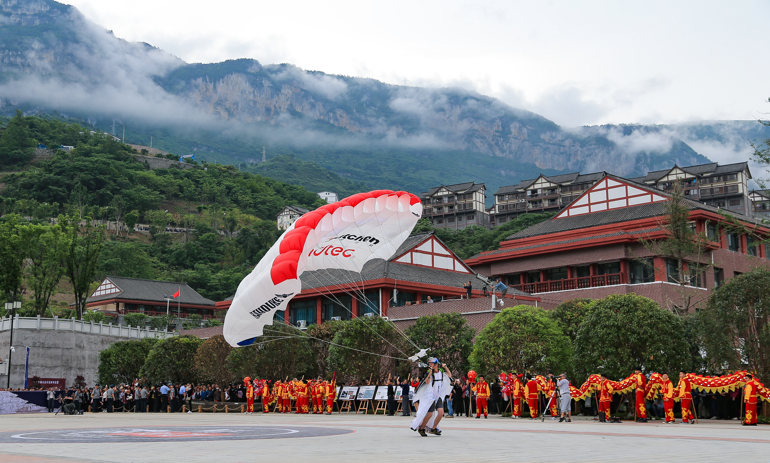 武隆羊角古镇正式开街,国际顶尖翼装飞行助阵上演“飞天之吻”