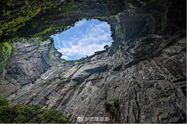 武隆天坑:抬头仰望发现蔚蓝一角