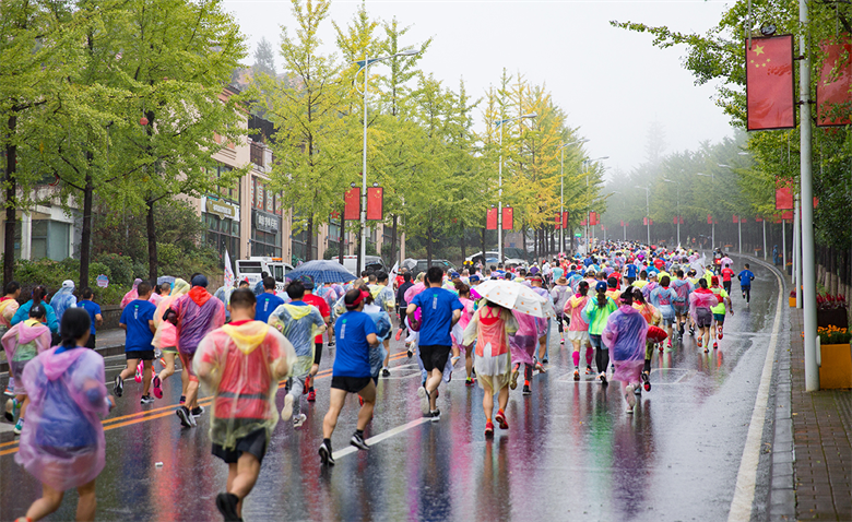 2021重庆武隆仙女山马拉松 风雨里撒欢开跑