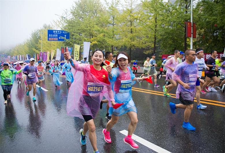 2021重庆武隆仙女山马拉松 风雨里撒欢开跑