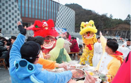 团团圆圆过春节