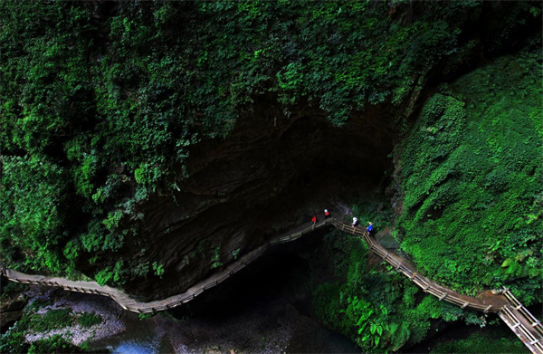 游览龙水峡地缝