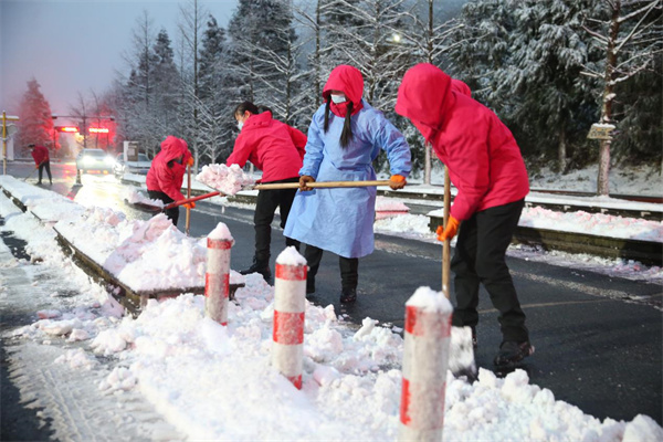 工作人员除雪