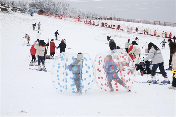 游客在滑雪场畅快滑雪