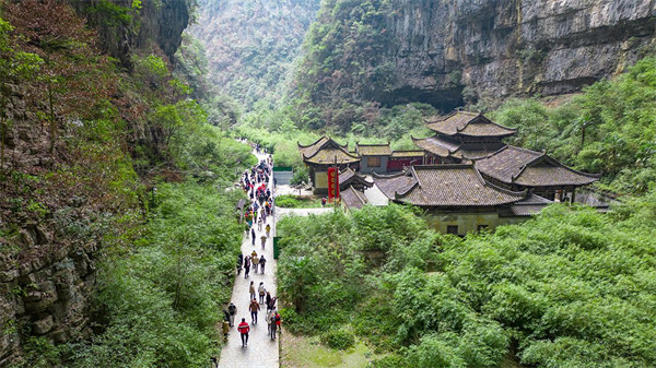 大量游客游览天生三桥