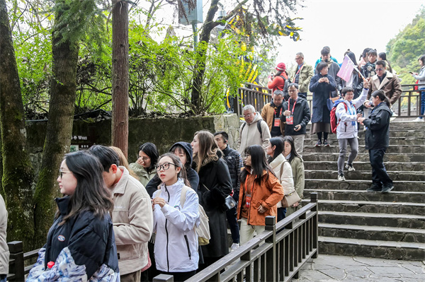 旅行商代表有序进入天生三桥景区参观