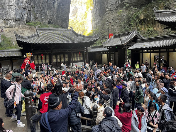 游客朋友争先与财神互动